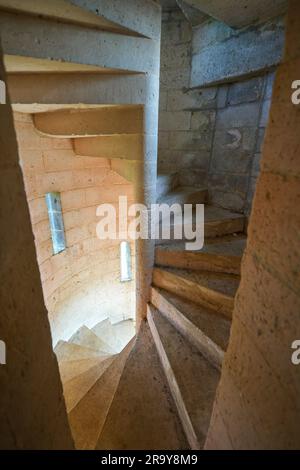 Wendeltreppe im Kerker der Septmonts in Aisne, Picardie, Frankreich - dieser mittelalterliche Turm wurde im 14. Jahrhundert erbaut und wurde sowohl für militärische an verwendet Stockfoto