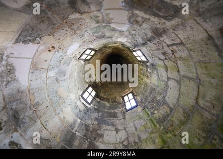 Im Inneren des Turms des Kerkers der Septmonts in Aisne, Picardie, Frankreich - erbaut im 14. Jahrhundert, wurde dieser mittelalterliche Turm für Milita verwendet Stockfoto