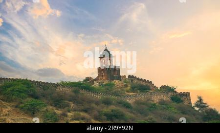 Jaipur, Indien - 20. Dezember 2022: Festung des indischen Fort in Jaipur mit dramatischem Himmel im Hintergrund Stockfoto