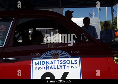 Depot vor der KAK Midnattssolsrallyt (in englischer Sprache: Mitternachtssonnen-Rallyt) in Linköping, Schweden, am Donnerstag. Der Rallye-Wettbewerb ist einer der größten historischen Rallye-Wettbewerbe Nordeuropas. 120 Teilnehmer nehmen an der Rallye Teil, die von Donnerstag bis Samstag auf den Straßen von Finspång, Kisa und Motala stattfindet. Stockfoto