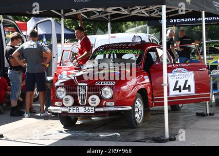 Depot vor der KAK Midnattssolsrallyt (in englischer Sprache: Mitternachtssonnen-Rallyt) in Linköping, Schweden, am Donnerstag. Der Rallye-Wettbewerb ist einer der größten historischen Rallye-Wettbewerbe Nordeuropas. 120 Teilnehmer nehmen an der Rallye Teil, die von Donnerstag bis Samstag auf den Straßen von Finspång, Kisa und Motala stattfindet. Stockfoto