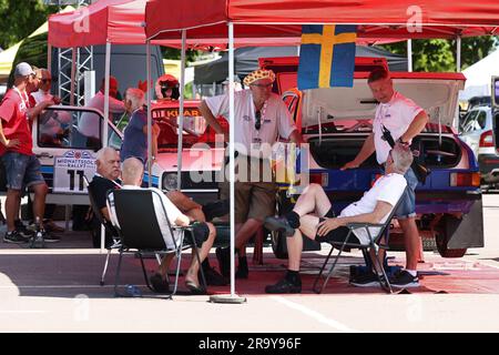 Depot vor der KAK Midnattssolsrallyt (in englischer Sprache: Mitternachtssonnen-Rallyt) in Linköping, Schweden, am Donnerstag. Der Rallye-Wettbewerb ist einer der größten historischen Rallye-Wettbewerbe Nordeuropas. 120 Teilnehmer nehmen an der Rallye Teil, die von Donnerstag bis Samstag auf den Straßen von Finspång, Kisa und Motala stattfindet. Stockfoto