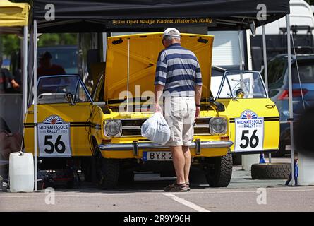 Depot vor der KAK Midnattssolsrallyt (in englischer Sprache: Mitternachtssonnen-Rallyt) in Linköping, Schweden, am Donnerstag. Der Rallye-Wettbewerb ist einer der größten historischen Rallye-Wettbewerbe Nordeuropas. 120 Teilnehmer nehmen an der Rallye Teil, die von Donnerstag bis Samstag auf den Straßen von Finspång, Kisa und Motala stattfindet. Stockfoto