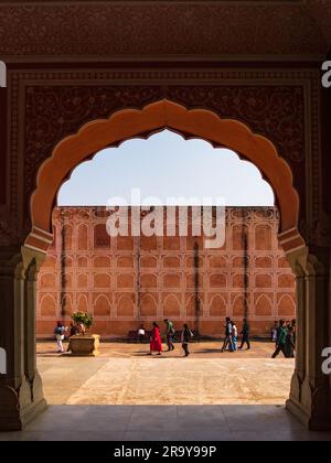 Jaipur, Indien - 20. Dezember 2022: Der Stadtpalast, berühmtes Touristenziel in Jaipur Stockfoto