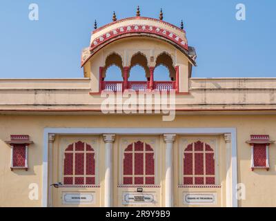 Jaipur, Indien - 20. Dezember 2022: Der Stadtpalast, berühmtes Touristenziel in Jaipur Stockfoto