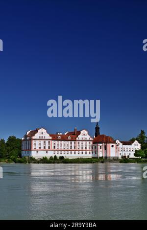 Schloss Neuhaus am Flusshaus, fotografiert von Schaerding, Österreich, vertikal Stockfoto