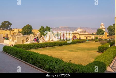 Jaipur, Indien - 20. Dezember 2022: Jantar mantar, UNESCO-Weltkulturerbe, Sammlung von 19 astronomischen Instrumenten ermöglicht die Beobachtung von Astro Stockfoto