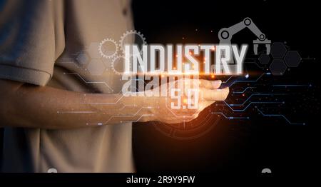 Das Konzept der Entwicklung eines Systems künstlicher Intelligenz, das mit Menschen interagieren und im Industrie-5,0-System verwendet werden kann. Stockfoto