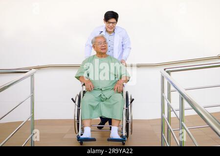 Arzt oder Krankenschwester Pflegekraft hilft Senioren im Rollstuhl im Krankenhaus oder Pflegeheim, Arzt hilft älteren Menschen im Seniorenheim, Gesundheit Stockfoto