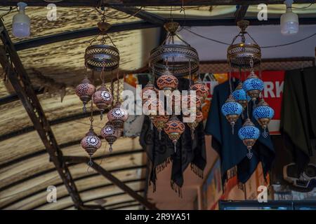 Viele hängen und Leuchten bunte und dekorative türkische Glas hellen Farbtönen in einem Geschäft, Basar, Istanbul, Türkei, Europa Stockfoto