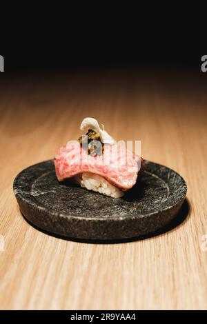 Berühmtes japanisches Wagyu-Rindfleisch im Sushi-Stil Stockfoto