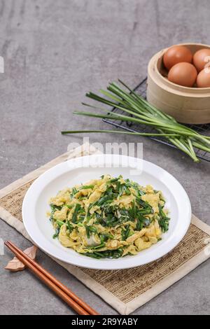 Rühren Sie Spiegeleier mit chinesischem Schnittlauch um Stockfoto