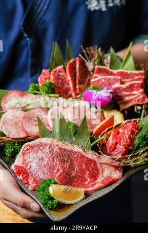 wagyu-Rinderteller in einer Schatzbox，Wagyu-Rinderset Stockfoto