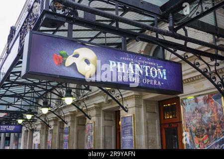 London, England, 9. März 2023 - Phantom der Oper, Schild für ein lang andauerndes West End-Musical in Großbritannien. unterschreiben Sie vor dem Theater Ihrer Majestät Stockfoto