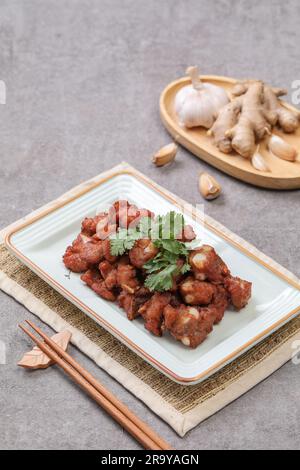 Chinesische Küche, frittiertes Schweinefleisch, Spare Ribs mit Knoblauch Stockfoto