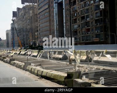 Kairo, Ägypten, Juni 23 2023: Das Brückenentwicklungsprojekt vom 15. Mai umfasst Erweiterungs- und Modernisierungsarbeiten, die derzeit noch ausgebaut werden Stockfoto