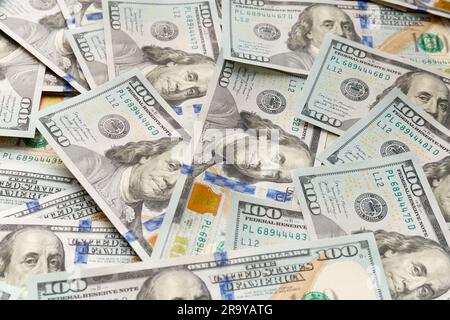 100-Dollar-Banknoten als Hintergrund, Dollarhintergrund, neue $100-Dollar-Scheine, flach liegend von oben. Stockfoto