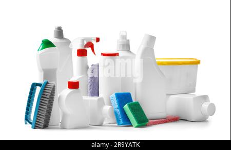 Set aus verschiedenen Kunststoffflaschen mit Haushaltschemikalien und Haushaltsreinigungswerkzeugen, isoliert auf weiß. Reinigungsmittel und Reinigungsprodukte in Verpackungen. Stockfoto