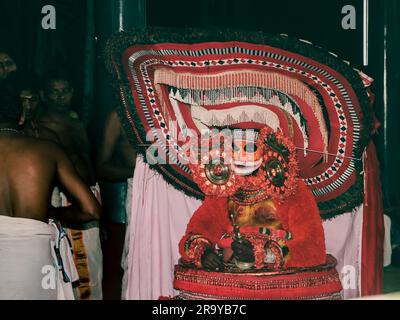 theyyam, eine beliebte Kunstform der Gottesdienste, die in kerala praktiziert wird, von einem Künstler in einem traditionellen Kostüm während des Tempelfestivals als Ritual aufgeführt Stockfoto