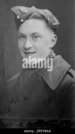 Ein Porträt eines Mannes in Uniform, c1941. Dies ist ein Foto aus einem Album mit hauptsächlich Schnappschüssen, mit Links zu Witley in Surrey. Stockfoto