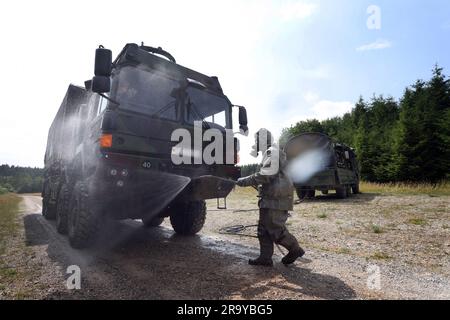 Sonthofen, Deutschland. 29. Juni 2023. Ein ukrainischer Soldat übt die Dekontaminierung eines Fahrzeugs während des NBC-Verteidigungstrainings in einem Trainingsgelände der Bundeswehr aus. Kredit: Karl-Josef Hildenbrand/dpa - ACHTUNG: Nummernschild des Fahrzeugs verpixelt auf Anweisung der Bundeswehr/dpa/Alamy Live News Stockfoto