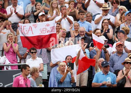 Bad Homburg, Deutschland. 29. Juni 2023. Tennis: WTA Tour, Singles, Frauen, Viertelfinale IGA Swiatek (POL) – Anna Blinkova, polnische Fans feiern ihren Spieler. Kredit: Joaquim Ferreira/dpa/Alamy Live News Stockfoto