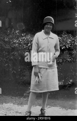 Das Porträt einer Dame im Garten. Foto aus einem Familienalbum mit Schnappschüssen, die in den 1920er Jahren hauptsächlich im Vereinigten Königreich aufgenommen wurden. Die Familie lebte in Witley, Surrey, und hatte Verbindungen zum Militär. Stockfoto