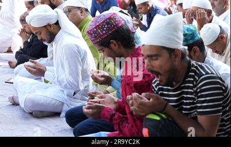 Beawar, Rajasthan, Indien. 29. Juni 2022. Indische moslems bieten "namaz" anlässlich des "Eid al-Adha"-Festivals im Idgah in Beawar an. Auf der ganzen Welt werden Muslime das Ende der Pilgerreise mit Eid al-Adha markieren. Der Feiertag erinnert an die Bereitschaft des Propheten Ibrahim, seinen Sohn Ismail auf Gottes Wunsch zu opfern. Muslime schlachten traditionell Ziegen, Schafe und Rinder, verteilen einen Teil des Fleisches an Bedürftige, Freunde, Verwandte und essen den Rest. (Kreditbild: © Sumit Saraswat/Pacific Press via ZUMA Press Wire) NUR REDAKTIONELLE VERWENDUNG! Nicht für den kommerziellen GEBRAUCH! Stockfoto