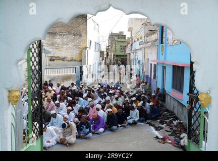 Beawar, Rajasthan, Indien. 29. Juni 2022. Indische moslems bieten "namaz" anlässlich des "Eid al-Adha"-Festivals im Idgah in Beawar an. Auf der ganzen Welt werden Muslime das Ende der Pilgerreise mit Eid al-Adha markieren. Der Feiertag erinnert an die Bereitschaft des Propheten Ibrahim, seinen Sohn Ismail auf Gottes Wunsch zu opfern. Muslime schlachten traditionell Ziegen, Schafe und Rinder, verteilen einen Teil des Fleisches an Bedürftige, Freunde, Verwandte und essen den Rest. (Kreditbild: © Sumit Saraswat/Pacific Press via ZUMA Press Wire) NUR REDAKTIONELLE VERWENDUNG! Nicht für den kommerziellen GEBRAUCH! Stockfoto