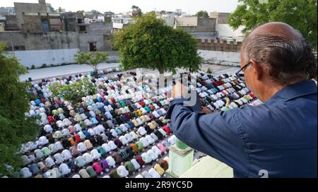 Beawar, Rajasthan, Indien. 29. Juni 2022. Ein Mann klickt auf ein Bild von muslimischen Menschen während "namaz" anlässlich des "Eid al-Adha" Festivals in Idgah in Beawar. Auf der ganzen Welt werden Muslime das Ende der Pilgerreise mit Eid al-Adha markieren. Der Feiertag erinnert an die Bereitschaft des Propheten Ibrahim, seinen Sohn Ismail auf Gottes Wunsch zu opfern. Muslime schlachten traditionell Ziegen, Schafe und Rinder, verteilen einen Teil des Fleisches an Bedürftige, Freunde, Verwandte und essen den Rest. (Kreditbild: © Sumit Saraswat/Pacific Press via ZUMA Press Wire) NUR REDAKTIONELLE VERWENDUNG! Nicht für den kommerziellen GEBRAUCH! Stockfoto