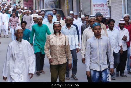 Beawar, Rajasthan, Indien. 29. Juni 2022. Indische moslems versammeln sich, um anlässlich des "Eid al-Adha"-Festivals im Idgah in Beawar zu beten. Auf der ganzen Welt werden Muslime das Ende der Pilgerreise mit Eid al-Adha markieren. Der Feiertag erinnert an die Bereitschaft des Propheten Ibrahim, seinen Sohn Ismail auf Gottes Wunsch zu opfern. Muslime schlachten traditionell Ziegen, Schafe und Rinder, verteilen einen Teil des Fleisches an Bedürftige, Freunde, Verwandte und essen den Rest. (Kreditbild: © Sumit Saraswat/Pacific Press via ZUMA Press Wire) NUR REDAKTIONELLE VERWENDUNG! Nicht für den kommerziellen GEBRAUCH! Stockfoto