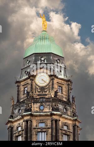 Der Golden Town Hall man ist eine Skulptur auf dem Turm des Neuen Rathauses in Dresden. Er symbolisiert Herkules, der mit einer Hand seine Fülle ausgießt und mit der erhobenen Hand auf die Schönheiten der Stadt zu seinen Füßen zeigt. Dresden, Deutschland. Rathausturm der Stadt Dresden. Mit 100,30 Metern der höchste Turm der Stadt. Auf der Spitze befindet sich Richard Guhrs (1873 -1934) goldene Figur, der 5,60 Meter hohe Rathausmann. Das Modell war der damals berühmte Wrestler und Künstler Ewald Redam (1884–1947). Im Volksmund wird die Figur auch Nieselfritz genannt Stockfoto