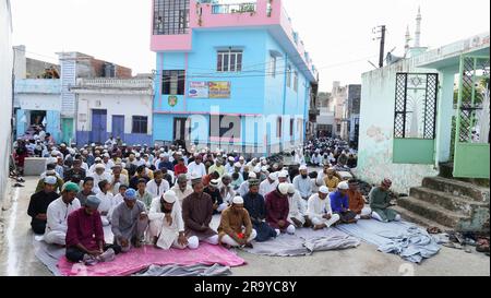 Beawar, Rajasthan, Indien. 29. Juni 2022. Indische moslems bieten "namaz" anlässlich des "Eid al-Adha"-Festivals im Idgah in Beawar an. Auf der ganzen Welt werden Muslime das Ende der Pilgerreise mit Eid al-Adha markieren. Der Feiertag erinnert an die Bereitschaft des Propheten Ibrahim, seinen Sohn Ismail auf Gottes Wunsch zu opfern. Muslime schlachten traditionell Ziegen, Schafe und Rinder, verteilen einen Teil des Fleisches an Bedürftige, Freunde, Verwandte und essen den Rest. (Kreditbild: © Sumit Saraswat/Pacific Press via ZUMA Press Wire) NUR REDAKTIONELLE VERWENDUNG! Nicht für den kommerziellen GEBRAUCH! Stockfoto