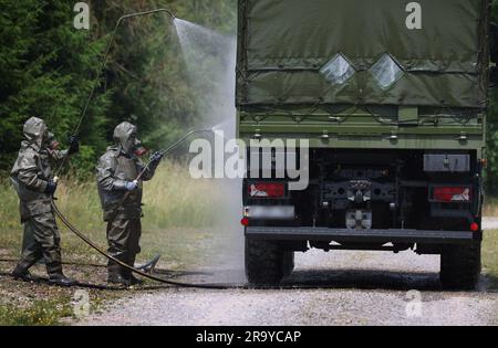 Sonthofen, Deutschland. 29. Juni 2023. Ukrainische Soldaten üben die Dekontaminierung eines Fahrzeugs während des NBC-Verteidigungstrainings in einem Trainingsgelände der Bundeswehr. Kredit: Karl-Josef Hildenbrand/dpa - ACHTUNG: Nummernschild des Fahrzeugs verpixelt auf Anweisung der Bundeswehr/dpa/Alamy Live News Stockfoto