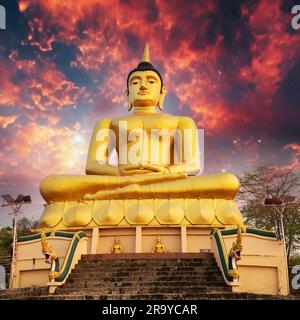 Goldener Buddha mit Blick auf Pakse bei Sonnenuntergang. Wat Phousalao. Laos Stockfoto