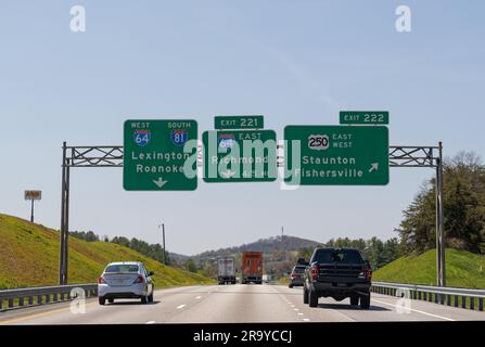 Staunton, VA - 20. April 2022: Interstate 81 in Richtung Lexington und Roanoke und Wegweiser zur Abfahrt 221 East Interstate 64 East nach Richmond, Abfahrt 222 für US Stockfoto