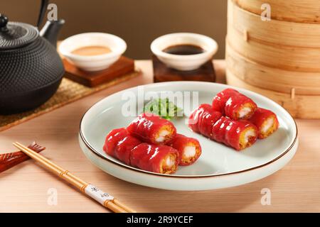 yumcha, Dim Sum, chinesische gedämpfte rote Reis Noodle Rolls, gefüllt mit Garnelen, Schweinefleisch, Kräutern, Reis Vermicelli und Gemüse. Stockfoto