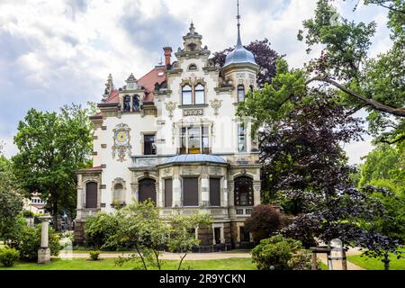 Villa Weigang im Dresdner Stadtteil Blasewitz, benannt nach Otto Weigang, einem Bautzener Printmaschinenbesitzer. Die Villa wurde bereits zu DDR-Zeiten als Standesamt genutzt und ist bis heute erhalten. Dresden, Deutschland Stockfoto