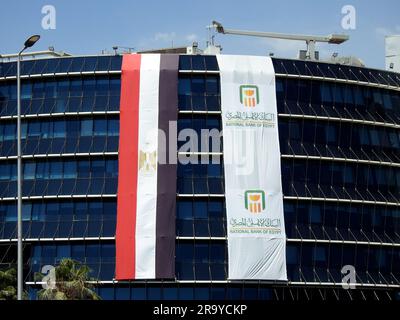 Kairo, Ägypten, Juni 29 2023: The Exterior of the National Bank of Egypt Al Ahly Egyptian Bank with the Ban flag and the Egyptian flag celebrate the A Stockfoto