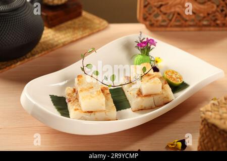 yumcha, Dim Sum, gebratene Rübsenkuchen, geriebener Rüben mit getrockneten Garnelen und chinesischer Wurst. Lor Bahk Go Stockfoto