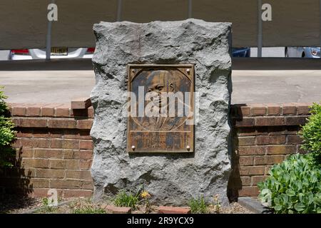 Salem, NJ - 26. Mai 2023: Martin Luther King Jr. Memorial Park, an der Ecke Market Street und West Broadway, hat eine Bronzetafel Stockfoto