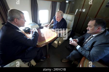 Derbent, Russland. 28. Juni 2023. Der russische Präsident Wladimir Putin, Mitte, trifft während eines Hubschrauberrundflugs zum Besuch der Naryn-Kala-Zitadelle am 28. Juni 2023 in Derbent, Republik Dagestan, mit dem Präsidentenbotschafter der nordkaukasischen Jury Chaika, links, und Dagestan mit dem Leiter Sergei Melikov, rechts, zusammen. Kredit: Dmitry Ermolenko/Kremlin Pool/Alamy Live News Stockfoto