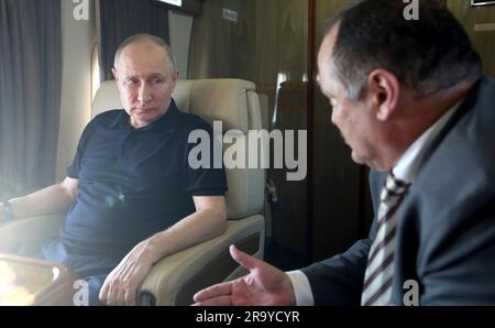 Derbent, Russland. 28. Juni 2023. Der russische Präsident Wladimir Putin, links, trifft sich mit Dagestans Chef Sergei Melikov, rechts, bei einem Hubschrauberrundflug zur Naryn-Kala-Zitadelle am 28. Juni 2023 in Derbent, Republik Dagestan. Kredit: Dmitry Ermolenko/Kremlin Pool/Alamy Live News Stockfoto