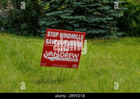 Somers Point, NJ - 22. Mai 2023: Politisches Wahlkampfzeichen für Jeff Van Drew, der gegen Offshore-Windparks ist, sowohl für die Umwelt als auch für die nationale Secu Stockfoto