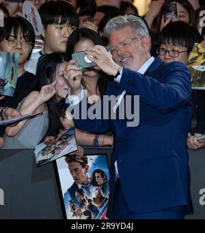 Seoul, Südkorea. 29. Juni 2023. DDirector Christopher McQuarrie traf am 29. Juni 2023 im Lotte Cinema World Tower in Seoul, Südkorea, den roten Teppich für den Film Mission: Impossible - Dead Reckoning Part One ein. Der Film wird am 12. Juli eröffnet. (Foto: Lee Young-ho/Sipa USA) Guthaben: SIPA USA/Alamy Live News Stockfoto