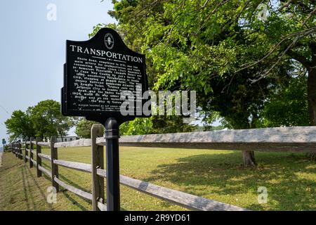 Somers Point, NJ - 22. Mai 2023: Diese Tafel erzählt die Geschichte der verschiedenen Verkehrsmittel in der Gegend. Stockfoto