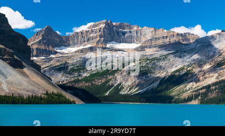 Der farbenfrohe See und die Landschaft am Icefields Parkway im Jasper National Park, Alberta, Kanada Stockfoto