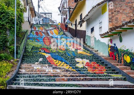 Farbenfrohes Mosaik auf den Stufen von San Vincente de Chucuri, das die reiche Fauna und Flora der Anden darstellt. Kolumbien, Südamerika. Stockfoto