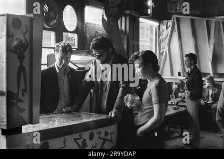 Teddy Boys 1970s UK. Sunglasses Ron Staples spielte eine Flippermaschine im Black Raven in der Bishopgate Street und nannte sich selbst zum „König der Teds“ zum „Edwardian Teddy Boy“. (Sonnenbrille Ron Staples, gestorben 1999.) Moorgate, London, England 1975. HOMER SYKES AUS DEN 1970ER JAHREN Stockfoto