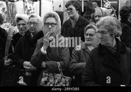 1970er East End London. Arbeiterklasse, Kopftuch mittleren Alters, Frauen auf dem Roman Road Markt. Tower Hamlets, London, England um 1975. 70S GB HOMER SYKES Stockfoto